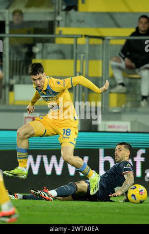 Frosinone, Italien. März 2024. Matias Soulé (Frosinone Calcio) kämpft um den Ball mit Mattia Zaccagni (SS Lazio) während des Serie A Tim Fußballspiels zwischen Frosinone und Lazio im Frosinone Benito Stirpe Stadion, Italien - Samstag, 16. März 2024 - Sport Soccer ( Foto: Alfredo Falcone/LaPresse ) Credit: LaPresse/Alamy Live News Stockfoto