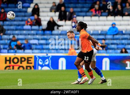 Dan Gardner vom Oldham Athletic Association Football Club löscht Ryheem Sheckleford vom Chesterfield Football Club während des Vanarama National League-Spiels zwischen Oldham Athletic und Chesterfield im Boundary Park, Oldham, am Samstag, den 16. März 2024. (Foto: Thomas Edwards | MI News) Credit: MI News & Sport /Alamy Live News Stockfoto