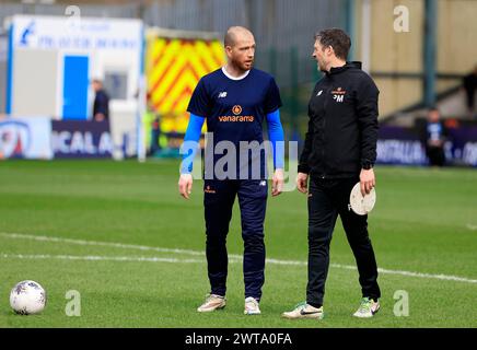 Joe Garner (L) vom Oldham Athletic Association Football Club vor dem Spiel der Vanarama National League zwischen Oldham Athletic und Chesterfield im Boundary Park, Oldham am Samstag, den 16. März 2024. (Foto: Thomas Edwards | MI News) Credit: MI News & Sport /Alamy Live News Stockfoto