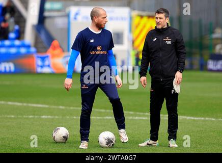 Joe Garner (L) vom Oldham Athletic Association Football Club vor dem Spiel der Vanarama National League zwischen Oldham Athletic und Chesterfield im Boundary Park, Oldham am Samstag, den 16. März 2024. (Foto: Thomas Edwards | MI News) Credit: MI News & Sport /Alamy Live News Stockfoto