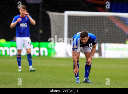 Nathan Sheron vom Oldham Athletic Association Football Club während des Vanarama National League Spiels zwischen Oldham Athletic und Chesterfield im Boundary Park, Oldham am Samstag, den 16. März 2024. (Foto: Thomas Edwards | MI News) Credit: MI News & Sport /Alamy Live News Stockfoto