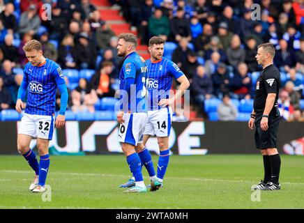 Tom Conlon vom Oldham Athletic Association Football Club, James Norwood vom Oldham Athletic Association Football Club und Nathan Sheron vom Oldham Athletic Association Football Club mit Schiedsrichter Garreth Rhodes während des Vanarama National League Spiels zwischen Oldham Athletic und Chesterfield im Boundary Park, Oldham am Samstag, den 16. März 2024. (Foto: Thomas Edwards | MI News) Credit: MI News & Sport /Alamy Live News Stockfoto