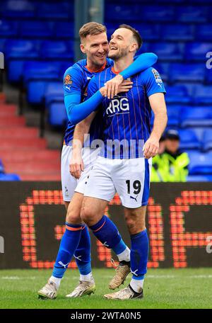 Dan Gardner vom Oldham Athletic Association Football Club feiert mit Mark Kitching vom Oldham Athletic Association Football Club während des Vanarama National League-Spiels zwischen Oldham Athletic und Chesterfield im Boundary Park, Oldham am Samstag, den 16. März 2024. (Foto: Thomas Edwards | MI News) Credit: MI News & Sport /Alamy Live News Stockfoto