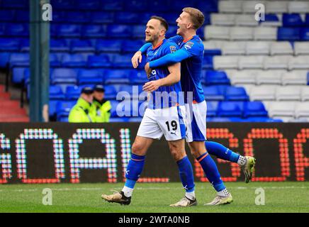 Dan Gardner vom Oldham Athletic Association Football Club feiert mit Mark Kitching vom Oldham Athletic Association Football Club während des Vanarama National League-Spiels zwischen Oldham Athletic und Chesterfield im Boundary Park, Oldham am Samstag, den 16. März 2024. (Foto: Thomas Edwards | MI News) Credit: MI News & Sport /Alamy Live News Stockfoto