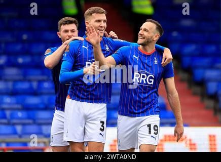 Dan Gardner vom Oldham Athletic Association Football Club feiert mit Mark Kitching vom Oldham Athletic Association Football Club und Nathan Sheron vom Oldham Athletic Association Football Club während des Vanarama National League Spiels zwischen Oldham Athletic und Chesterfield im Boundary Park das zweite Tor des Spiels. Oldham am Samstag, den 16. März 2024. (Foto: Thomas Edwards | MI News) Credit: MI News & Sport /Alamy Live News Stockfoto