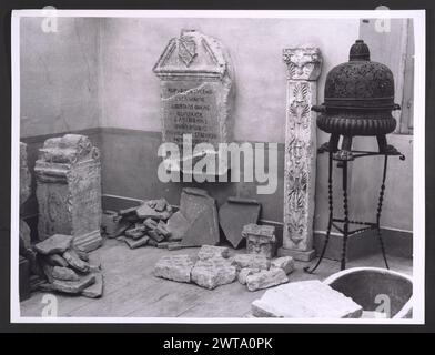 Umbria Perugia Trevi Palazzo Communale, Pinacoteca. Hutzel, Max 1960-1990 Blick auf die Fassade des Palazzo Communale aus dem 15. Jahrhundert und die Piazza Mazzini. Blick auf die feine Sammlung umbrischer Gemälde, Skulpturen, Metallarbeiten und Deruta Maiolica in der Pinacoteca. Besonders hervorzuheben ist eine Skulpturengruppe, die ein hervorragendes Beispiel für den großen Bildhauer Cesare Aureli aus dem 19. Jahrhundert ist. Die Fotos zeigen auch die enzykolpedische Sammlung umbrischer Gemälde (14. Bis 16. Jahrhundert), die von Werken von Giovanni Spagna, Giusto di Grand und Pinturricchio hervorgehoben werden. Objektnotizen: Hutzel drehte diese Kampagne 1984 Stockfoto