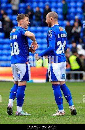 Ethan Walker vom Oldham Athletic Association Football Club und Joe Garner vom Oldham Athletic Association Football Club nach dem Vanarama National League Spiel zwischen Oldham Athletic und Chesterfield im Boundary Park, Oldham am Samstag, den 16. März 2024. (Foto: Thomas Edwards | MI News) Credit: MI News & Sport /Alamy Live News Stockfoto