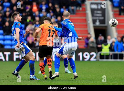 Nathan Sheron vom Oldham Athletic Association Football Club und Joe Garner vom Oldham Athletic Association Football Club kämpfen am Samstag, den 16. März 2024, mit Armando Dobra vom Chesterfield Football Club während des Vanarama National League-Spiels zwischen Oldham Athletic und Chesterfield im Boundary Park, Oldham. (Foto: Thomas Edwards | MI News) Credit: MI News & Sport /Alamy Live News Stockfoto