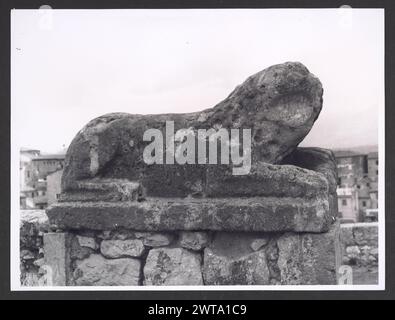 Lazio Frosinone Alatri Akropolis. Hutzel, Max 1960-1990 zwei Ansichten von Portalen, die zur akropolis führen, und eine von einer verfallenen Skulptur. Der in Deutschland geborene Fotograf und Gelehrte Max Hutzel (1911–1988) fotografierte in Italien von den frühen 1960er Jahren bis zu seinem Tod. Das Ergebnis dieses Projektes, von Hutzel als Foto Arte Minore bezeichnet, ist eine gründliche Dokumentation der kunsthistorischen Entwicklung in Italien bis zum 18. Jahrhundert, darunter Objekte der Etrusker und Römer sowie frühmittelalterliche, romanische, gotische, Renaissance- und Barockdenkmäler. Die Bilder sind nach Regionen in Ita geordnet Stockfoto