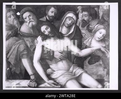 Umbria Perugia Trevi Palazzo Communale, Pinakoteca7. Hutzel, Max 1960-1990 Blick auf die Fassade des Palazzo Communale aus dem 15. Jahrhundert und die Piazza Mazzini. Blick auf die feine Sammlung umbrischer Gemälde, Skulpturen, Metallarbeiten und Deruta Maiolica in der Pinacoteca. Besonders hervorzuheben ist eine Skulpturengruppe, die ein hervorragendes Beispiel für den großen Bildhauer Cesare Aureli aus dem 19. Jahrhundert ist. Die Fotos zeigen auch die enzykolpedische Sammlung umbrischer Gemälde (14. Bis 16. Jahrhundert), die von Werken von Giovanni Spagna, Giusto di Grand und Pinturricchio hervorgehoben werden. Objektnotizen: Hutzel drehte diese Kampagne 198 Stockfoto