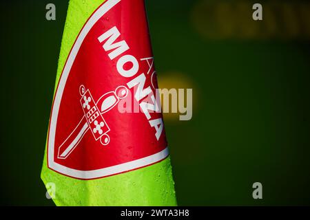 Monza, Italie. Januar 2024. AC Monza Flag während des italienischen Meisterschaftsspiels Serie A zwischen AC Monza und Cagliari Calcio am 16. März 2024 im Brianteo Stadion, Italien - Foto Morgese-Rossini/DPPI Credit: DPPI Media/Alamy Live News Stockfoto