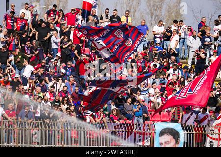 Monza, Italie. März 2024. Anhänger von Cagliari Calcio während des italienischen Meisterschaftsspiels Serie A zwischen AC Monza und Cagliari Calcio am 16. März 2024 im Brianteo Stadion, Italien - Foto Morgese-Rossini/DPPI Credit: DPPI Media/Alamy Live News Stockfoto