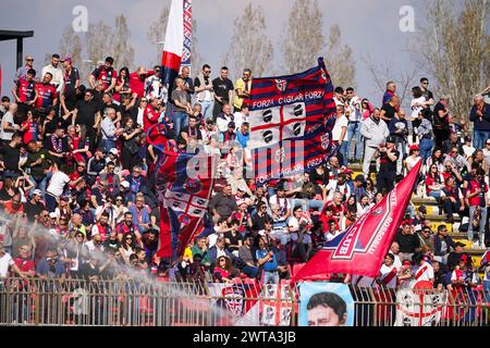 Monza, Italie. Januar 2024. Anhänger von Cagliari Calcio während des italienischen Meisterschaftsspiels Serie A zwischen AC Monza und Cagliari Calcio am 16. März 2024 im Brianteo Stadion, Italien - Foto Morgese-Rossini/DPPI Credit: DPPI Media/Alamy Live News Stockfoto