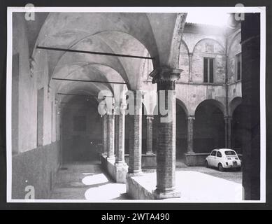 Umbria Perugia Spoleto S. Ansano. Hutzel, Max 1960-1990 Außenansicht: Neoklassizistische Fassade (17. Jahrhundert) mit griechischen korinthischen Kapitellen; Hochreliefskulptur der Madonna und des Kindes mit Heiligen über dem Portal; Kreuzgang (15. Jahrhundert). Blick auf das neoklassizistische Interieur: Tonnengewölbedecke, römische Kompositkapitelle des Hauptaltars, Altargemälde. Blick auf die Krypta S. Isacco (8. Jahrhundert): Römische Säulen und frühromanische Kapitelle; Fresken (11.-12. Jahrhundert) aus dem Leben Christi, Märtyrer, Mönche und Heiligen, einschließlich S. Isacco und St. Martial. Antiquitäten: Links von S. Stockfoto