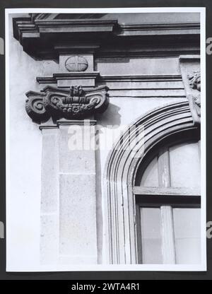 Lazio Viterbo Viterbo Palazzo del Podesta7. Hutzel, Max 1960-1990 Außenansicht des palazzo aus dem 13. Jahrhundert, renoviert, mit schlankem Turm, architektonischer Skulptur und Lünettenfresko des ehemaligen Fensters. Der in Deutschland geborene Fotograf und Gelehrte Max Hutzel (1911–1988) fotografierte in Italien von den frühen 1960er Jahren bis zu seinem Tod. Das Ergebnis dieses Projektes, von Hutzel als Foto Arte Minore bezeichnet, ist eine gründliche Dokumentation der kunsthistorischen Entwicklung in Italien bis zum 18. Jahrhundert, einschließlich der Objekte der Etrusker und Römer sowie frühmittelalterlicher, romanischer, gotischer, Renaissance und barocker monumen Stockfoto