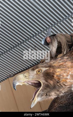 Wellington, Neuseeland - 21. Februar 2024: Nahaufnahme der detaillierten Kunstfertigkeit der Weta Studios auf der Skulptur von Gandalf Riding on a Great EAG Stockfoto