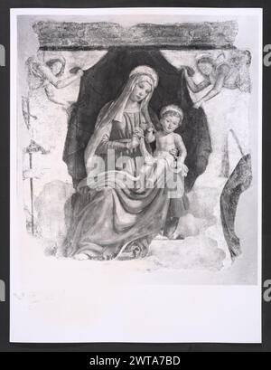 Umbria Perugia Spoleto S. Ansano8. Hutzel, Max 1960-1990 Außenansicht: Neoklassizistische Fassade (17. Jahrhundert) mit griechischen korinthischen Kapitellen; Hochreliefskulptur der Madonna und des Kindes mit Heiligen über dem Portal; Kreuzgang (15. Jahrhundert). Blick auf das neoklassizistische Interieur: Tonnengewölbedecke, römische Kompositkapitelle des Hauptaltars, Altargemälde. Blick auf die Krypta S. Isacco (8. Jahrhundert): Römische Säulen und frühromanische Kapitelle; Fresken (11.-12. Jahrhundert) aus dem Leben Christi, Märtyrer, Mönche und Heiligen, einschließlich S. Isacco und St. Martial. Antiquitäten: Links von S Stockfoto