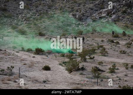 Fallschirmjäger der US-Armee, die der Bravo Company, 2. Bataillon, 508. Fallschirmjäger-Regiment, 2. Brigade Combat Team, 82. Luftlandedivision zugewiesen sind, bewegen sich schnell zu ihrem Ziel unter Verheimlichung während eines Experiments zur Integration menschlicher Maschinen im Rahmen des Projekts Convergence Capstone 4 in Fort Irwin, Kalifornien, 11. März 2024. PC-C4 ist ein gemeinsames und multinationales Experiment der US-Armee, das Modernisierungsfähigkeiten und Formationen durch hartnäckige Experimente an mehreren Ebenen für die zukünftige Betriebsumgebung integriert. PC-C4 besteht aus mehr als 4.000 Service-Mitgliedern und Civi Stockfoto