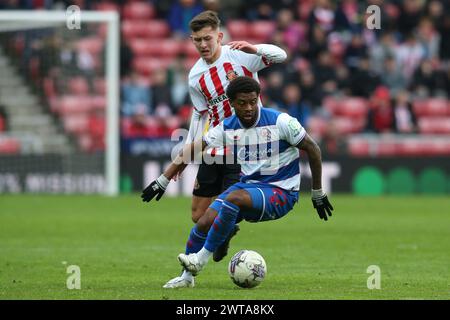 Kenneth Paal von QPR wendet sich beim Sky Bet Championship-Spiel zwischen Sunderland und Queens Park Rangers im Stadium of Light, Sunderland, am Samstag, den 16. März 2024, gegen Chris Rigg von Sunderland ab. (Foto: Michael Driver | MI News) Credit: MI News & Sport /Alamy Live News Stockfoto