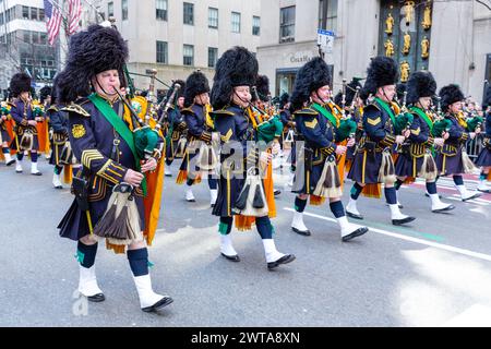 New York, NY, USA. März 2024. Irisch-amerikanische Kontingente starteten von der New Yorker St. Patrick's Day Parade zu den Klängen zahlreicher Pfeifenbänder und bejubelt von den Zuschauern, von denen viele in Grün bedeckt sind. Die Smaragdgesellschaft der New Yorker Polizei Pfeifen und Trommeln. Quelle: Ed Lefkowicz/Alamy Live News Stockfoto