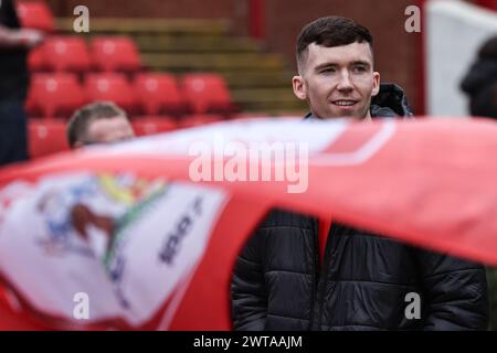 Conor Grant of Barnsley während des Spiels Barnsley gegen Cheltenham Town in Oakwell, Barnsley, Großbritannien, 16. März 2024 (Foto: Mark Cosgrove/News Images) Stockfoto