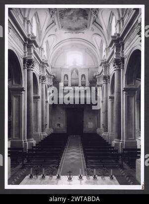 Lazio Roma Anguillara Sabazia Collegiata dell'Assunta9. Hutzel, Max 1960-1990 Postmittelalterliches: Architektur (16. Jahrhundert) Deckenmalerei; Taufstein (15. Jahrhundert) Allgemeine Anmerkungen: Es gab zwei Druckserien dieses Denkmals, die meisten von denselben Negativen. Sie wurden nun zu einer numerischen Sequenz synthetisiert und den H-Zahlen 1-17 zugeordnet. Der in Deutschland geborene Fotograf und Gelehrte Max Hutzel (1911–1988) fotografierte in Italien von den frühen 1960er Jahren bis zu seinem Tod. Das Ergebnis dieses Projektes, von Hutzel als Foto Arte Minore bezeichnet, ist eine gründliche Dokumentation der kunsthistorischen Entwicklung in Stockfoto