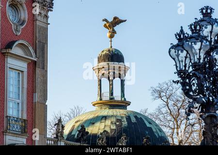 Details mit Fassade des neuen Palastes, Kuppel mit goldenem Adler und Kandelaber im Sanssouci Park. New Palais, Potsdam, Brandenburg, Deutschland Stockfoto