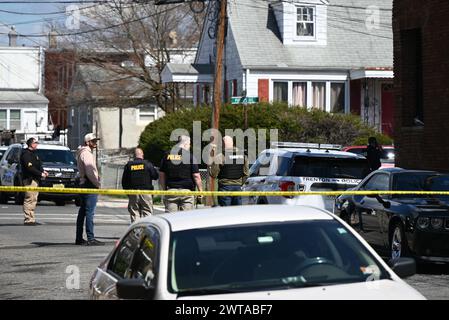 Die Behörden blockieren mehrere Straßen und sperren das Gebiet ab, da der Verdächtige Andre Gordon, der mehrere Menschen bei zwei Schießereien in Pennsylvania erschossen hat, in einer Residenz in Trenton verbarrikadiert ist. Ein Verdächtiger tötete mehrere Menschen bei einer aktiven Schießerei in Levittown, Pennsylvania, innerhalb der Falls Township, und ist in einem Wohnhaus in Trenton verbarrikadiert. Der bewaffnete Mann, verantwortlich für mehrere Todesopfer in Levittown, Pennsylvania, ist in einer Auseinandersetzung mit der Polizei, während er Geiseln in Trenton, New Jersey festnimmt. Stockfoto