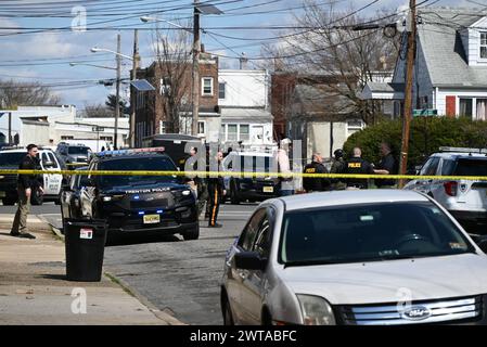 Die Behörden blockieren mehrere Straßen und sperren das Gebiet ab, da der Verdächtige Andre Gordon, der mehrere Menschen bei zwei Schießereien in Pennsylvania erschossen hat, in einer Residenz in Trenton verbarrikadiert ist. Ein Verdächtiger tötete mehrere Menschen bei einer aktiven Schießerei in Levittown, Pennsylvania, innerhalb der Falls Township, und ist in einem Wohnhaus in Trenton verbarrikadiert. Der bewaffnete Mann, verantwortlich für mehrere Todesopfer in Levittown, Pennsylvania, ist in einer Auseinandersetzung mit der Polizei, während er Geiseln in Trenton, New Jersey festnimmt. Stockfoto