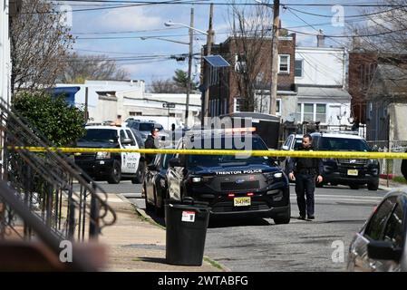 Die Behörden blockieren mehrere Straßen und sperren das Gebiet ab, da der Verdächtige Andre Gordon, der mehrere Menschen bei zwei Schießereien in Pennsylvania erschossen hat, in einer Residenz in Trenton verbarrikadiert ist. Ein Verdächtiger tötete mehrere Menschen bei einer aktiven Schießerei in Levittown, Pennsylvania, innerhalb der Falls Township, und ist in einem Wohnhaus in Trenton verbarrikadiert. Der bewaffnete Mann, verantwortlich für mehrere Todesopfer in Levittown, Pennsylvania, ist in einer Auseinandersetzung mit der Polizei, während er Geiseln in Trenton, New Jersey festnimmt. Stockfoto