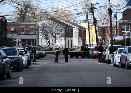 Die Behörden blockieren mehrere Straßen und sperren das Gebiet ab, da der Verdächtige Andre Gordon, der mehrere Menschen bei zwei Schießereien in Pennsylvania erschossen hat, in einer Residenz in Trenton verbarrikadiert ist. Ein Verdächtiger tötete mehrere Menschen bei einer aktiven Schießerei in Levittown, Pennsylvania, innerhalb der Falls Township, und ist in einem Wohnhaus in Trenton verbarrikadiert. Der bewaffnete Mann, verantwortlich für mehrere Todesopfer in Levittown, Pennsylvania, ist in einer Auseinandersetzung mit der Polizei, während er Geiseln in Trenton, New Jersey festnimmt. Stockfoto