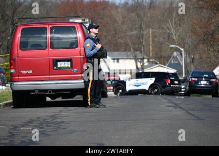 Trenton, Usa. März 2024. Die Polizei bewacht den Tatort in der Viewpoint Lane, wo Andre Gordons 52-jährige Stiefmutter Karen Gordon und die 13-jährige Schwester Kera Gordon erschossen und getötet wurden. Ein Verdächtiger tötete mehrere Menschen bei einer aktiven Schießerei in Levittown, Pennsylvania, innerhalb der Falls Township, und ist in einem Wohnhaus in Trenton verbarrikadiert. Der bewaffnete Mann, verantwortlich für mehrere Todesopfer in Levittown, Pennsylvania, ist in einer Auseinandersetzung mit der Polizei, während er Geiseln in Trenton, New Jersey festnimmt. Quelle: SOPA Images Limited/Alamy Live News Stockfoto