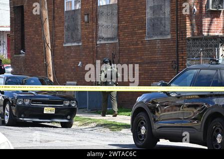 Die Behörden blockieren mehrere Straßen und sperren das Gebiet ab, da der Verdächtige Andre Gordon, der mehrere Menschen bei zwei Schießereien in Pennsylvania erschossen hat, in einer Residenz in Trenton verbarrikadiert ist. Ein Verdächtiger tötete mehrere Menschen bei einer aktiven Schießerei in Levittown, Pennsylvania, innerhalb der Falls Township, und ist in einem Wohnhaus in Trenton verbarrikadiert. Der bewaffnete Mann, verantwortlich für mehrere Todesopfer in Levittown, Pennsylvania, ist in einer Auseinandersetzung mit der Polizei, während er Geiseln in Trenton, New Jersey festnimmt. (Foto: Kyle Mazza/SOPA Images/SIPA USA) Stockfoto