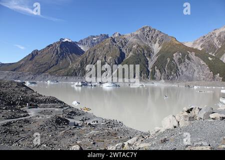 Der Tasman Lake befindet sich am Terminal des Tasman Glacier in Neuseeland. Es ist möglich, auf diesem See zu fahren, um Eisberge zu sehen, die sich aus dem Gletscher gebildet haben. Stockfoto