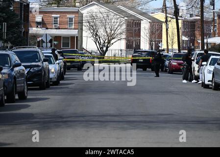 Die Behörden blockieren mehrere Straßen und sperren das Gebiet ab, da der Verdächtige Andre Gordon, der mehrere Menschen bei zwei Schießereien in Pennsylvania erschossen hat, in einer Residenz in Trenton verbarrikadiert ist. Ein Verdächtiger tötete mehrere Menschen bei einer aktiven Schießerei in Levittown, Pennsylvania, innerhalb der Falls Township, und ist in einem Wohnhaus in Trenton verbarrikadiert. Der bewaffnete Mann, verantwortlich für mehrere Todesopfer in Levittown, Pennsylvania, ist in einer Auseinandersetzung mit der Polizei, während er Geiseln in Trenton, New Jersey festnimmt. (Foto: Kyle Mazza/SOPA Images/SIPA USA) Stockfoto