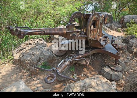 Die Überreste einer russischen Flugabwehrkanone (ZU-23-2) auf der Spitze des Berges Phousi - Luang Prabang - Laos. Stockfoto