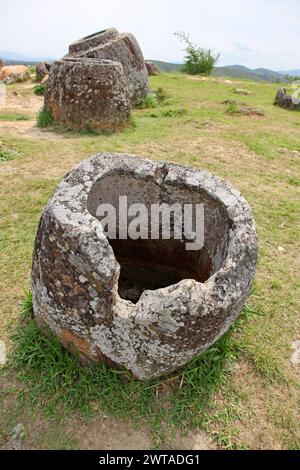 Gläser, Phonsavan, Laos. Diese megalithischen Steinkrüge befinden sich auf den Ebenen um Phonsavan, ihre Verwendung ist unbekannt, aber einige Theorien, die es gibt Stockfoto