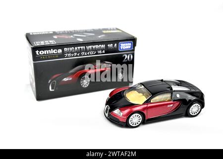 Takara Tomy Tomica BUGATTI VEYRON 16,4 Premium-Modellauto mit Metallgehäuse - Wales, Großbritannien - 12. März 2024 Stockfoto