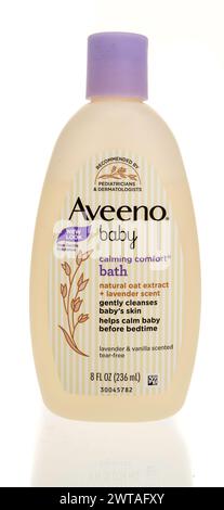 Winneconne, WI - 9. März 2024: Eine Flasche Aveeno Babybadewanne auf isoliertem Hintergrund. Stockfoto