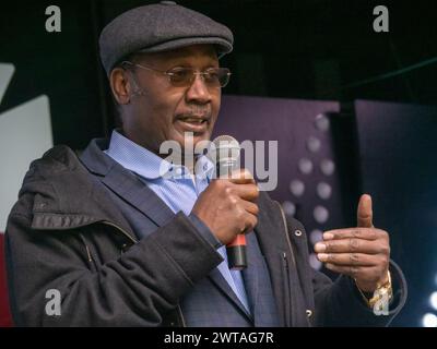 London, Großbritannien. 16. März 2024. Ein Redner aus Niger bei der Kundgebung des UN-Anti-Rassismus-Tages des Innenministeriums rief alle dazu auf, sich zusammenzuschließen, um sich der zunehmenden rechtsextremen, antisemitischen, rassistischen und fremdenfeindlichen Rhetorik und Politik der Regierung gegen Migranten, Muslime und Unterstützer der palästinensischen Rechte zu widersetzen. Sie waren entsetzt über die Versuche von Gove, Sunak und Braverman, gegen Protest und freie Meinungsäußerung vorzugehen, und forderten die Labour Party auf, Unterstützung zu zeigen und Diane Abbott sofort wieder einzusetzen. Peter Marshall/Alamy Live News Stockfoto