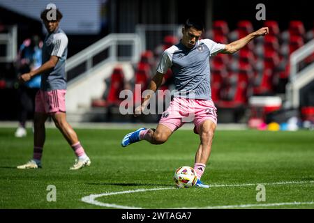 Washington, USA. März 2024. Miami Mittelfeldspieler Diego Gómez (20) schießt den Ball während der Aufwärmphase vor einem Spiel von DC United gegen Inter Miami CF in der Major League Soccer (MLS) im Audi Field in Washington, DC, am Samstag. März 2024. Der argentinische Superstar Lionel Messi nahm nicht am Spiel um Miami Teil, das 1-3 mit einem Miami-Sieg endete, nachdem er das vorherige Spiel mit einer Verletzung der Oberschenkelmuskulatur früh beendet hatte. Quelle: SIPA USA/Alamy Live News Stockfoto