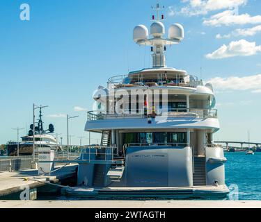 NASSAU, BAHAMAS - 31. Januar 2024: Mit einer Bevölkerung von 260.000, umfasst Nassau 80 Prozent der Bevölkerung der Bahamas, mit dem hübschen Pastell Stockfoto