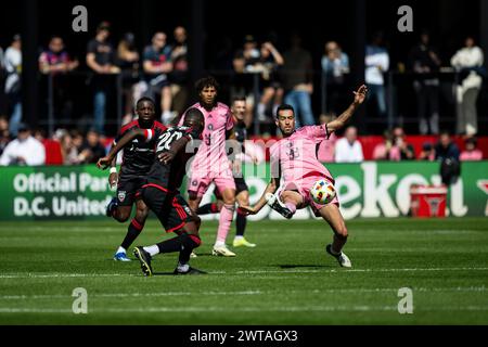 Washington, USA. März 2024. Miami Mittelfeldspieler Sergio Busquets (5) streckt sich an, um den Ball während eines Spiels von DC United gegen Inter Miami CF in der Major League Soccer (MLS) im Audi Field in Washington DC am Samstag zu passieren. März 2024. Der argentinische Superstar Lionel Messi nahm nicht am Spiel um Miami Teil, das 1-3 mit einem Miami-Sieg endete, nachdem er das vorherige Spiel mit einer Verletzung der Oberschenkelmuskulatur früh beendet hatte. Quelle: SIPA USA/Alamy Live News Stockfoto