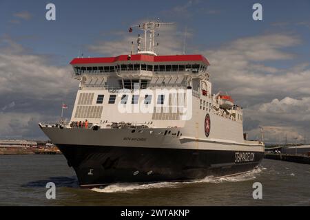 Schiff der Isle of man Steam Packet Company Ben-My-Chree, Abfahrt vom Hafen Heysham, Lancashire. Stockfoto