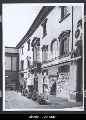 Lazio Viterbo Viterbo Palazzo del Podesta9. Hutzel, Max 1960-1990 Außenansicht des palazzo aus dem 13. Jahrhundert, renoviert, mit schlankem Turm, architektonischer Skulptur und Lünettenfresko des ehemaligen Fensters. Der in Deutschland geborene Fotograf und Gelehrte Max Hutzel (1911–1988) fotografierte in Italien von den frühen 1960er Jahren bis zu seinem Tod. Das Ergebnis dieses Projektes, von Hutzel als Foto Arte Minore bezeichnet, ist eine gründliche Dokumentation der kunsthistorischen Entwicklung in Italien bis zum 18. Jahrhundert, einschließlich der Objekte der Etrusker und Römer sowie frühmittelalterlicher, romanischer, gotischer, Renaissance und barocker monumen Stockfoto