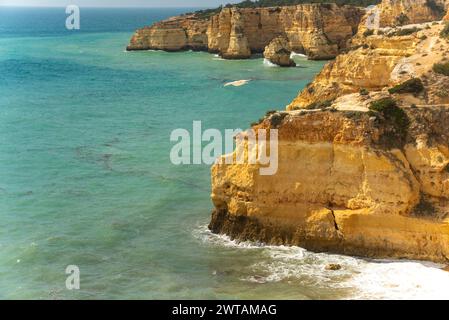 Natürliche Höhlen und Strand, Algarve Portugal. Felsbögen von sieben Hängenden Tälern und türkisfarbenes Meerwasser an der Küste Portugals in der Region Algarve Stockfoto