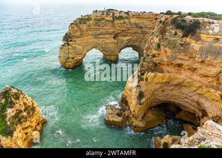 Natürliche Höhlen und Strand, Algarve Portugal. Felsbögen von sieben Hängenden Tälern und türkisfarbenes Meerwasser an der Küste Portugals in der Region Algarve Stockfoto