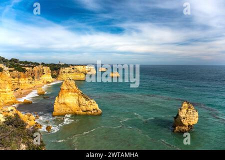 Natürliche Höhlen und Strand, Algarve Portugal. Felsbögen von sieben Hängenden Tälern und türkisfarbenes Meerwasser an der Küste Portugals in der Region Algarve Stockfoto