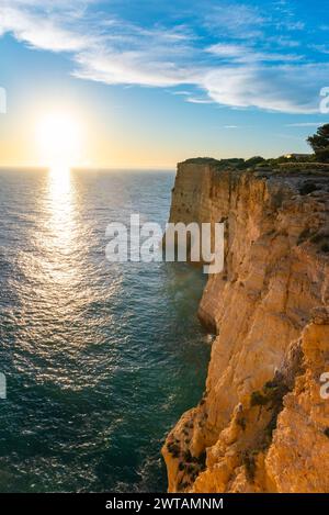 Natürliche Höhlen und Strand, Algarve Portugal. Felsbögen von sieben Hängenden Tälern und türkisfarbenes Meerwasser an der Küste Portugals in der Region Algarve Stockfoto