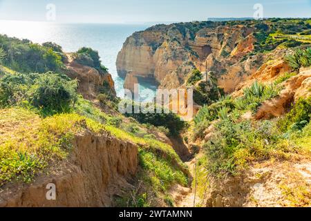 Natürliche Höhlen und Strand, Algarve Portugal. Felsbögen von sieben Hängenden Tälern und türkisfarbenes Meerwasser an der Küste Portugals in der Region Algarve Stockfoto
